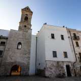 ...che si innalza su una costruzione rettangolare attraversata da un passaggio ad arco. Siamo di fronte a ci� che resta della chiesa di Santa Maria Annunziata